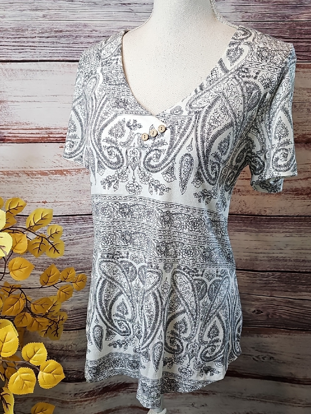 BLACK & WHITE FLORAL PAISLEY SHORT SLEEVE PULLOVER HENLEY TEE
